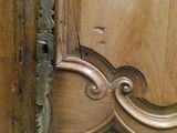 un gros plan d'une porte en bois munie d'une poignée en métal