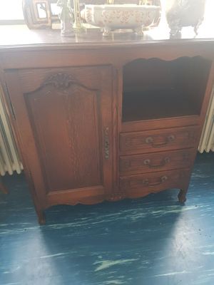 1 meuble tv à hauteur d'appui ouvrant à 1 porte et 3 tiroirs…
