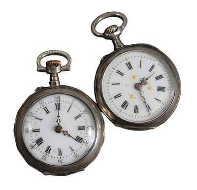 deux horloges placées côte à côte sur un fond blanc
