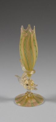 une paire de vases en verre jaunes et verts posés sur une table