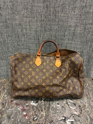 LOUIS VUITTON, Paris – Petit sac de voyage en toile monogrammée L...