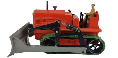 un bulldozer miniature avec un homme assis dessus