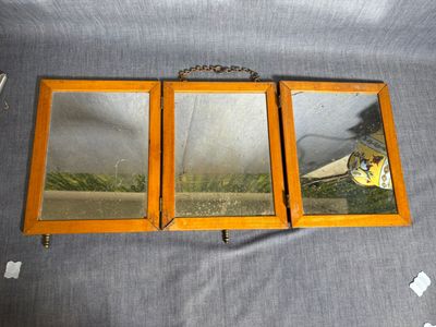deux miroirs posés sur une table