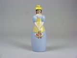 figurine représentant une femme en robe bleue tenant un panier de fraises