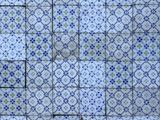 carreau bleu et blanc orné d'un motif de petits carrés