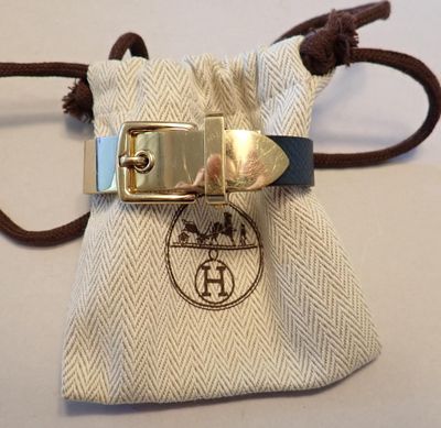 un petit sac orné d'une boucle dorée