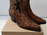 une paire de bottes à imprimé léopard avec une étoile sur le côté