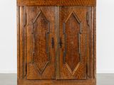 un vieux meuble en bois avec deux portes et deux tiroirs