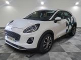 la voiture blanche est garée sur un sol en damier dans le garage