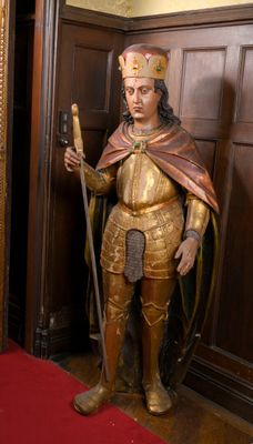 une statue représentant un homme armé d'une épée, dans une pièce