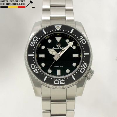 une photo d'une montre au cadran noir