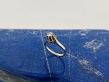 un gros plan d'une bague en argent sertie d'une pierre bleue