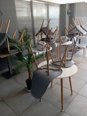 le nombre de chaises alignées dans une pièce