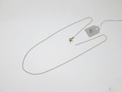un collier auquel est attachée une étiquette sur une surface blanche