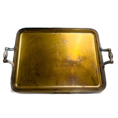 Un grand plateau en métal argenté de forme rectangulaire à d…