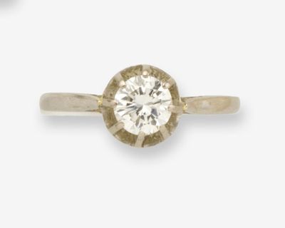 gros plan d'une bague en diamant sur fond blanc