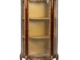 une vitrine ancienne avec une porte vitrée et des moulures dorées