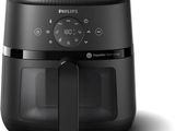 une friteuse noire posée sur une surface blanche