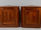 paire de placards d'angle anciens en bois, avec des tiroirs de chaque côté