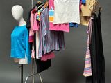 un mannequin avec des vêtements suspendus à un portant