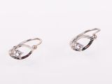 une paire de boucles d'oreilles en argent sur fond blanc