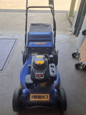 une image d'une tondeuse à gazon garée dans un garage