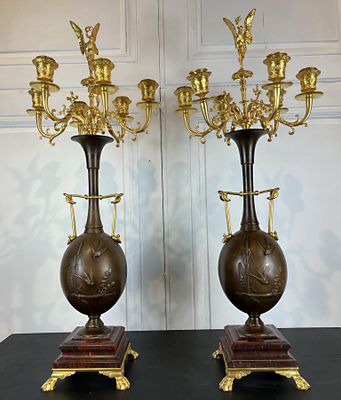 paire de candélabres anciens plaqués laiton sur socles en bois