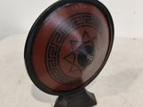 l'image d'un objet rouge et noir sur une surface blanche