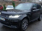 un Range Rover noir garé sur un parking