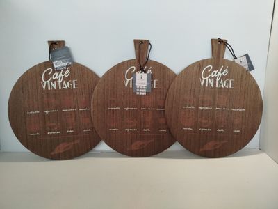 trois plaques en bois exposées sur une étagère