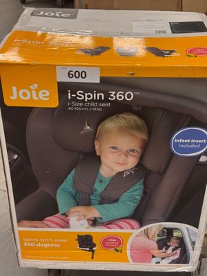 une boîte sur laquelle figure l'image d'un bébé dans un siège auto