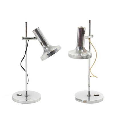 une paire de lampes de bureau chromées sur fond blanc, avec un fond blanc