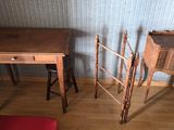 deux chaises et une table dans le coin d'une pièce