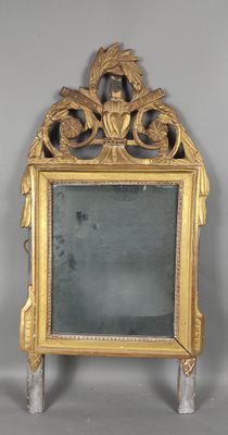 un miroir posé sur un pied dans la pièce