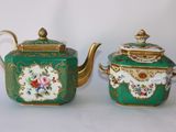 une paire de théières vertes et dorées ornées de motifs floraux