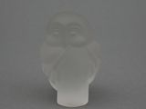 une image représentant une figurine en verre dépoli représentant le visage d'un homme