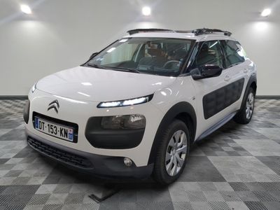une voiture blanche garée dans une pièce