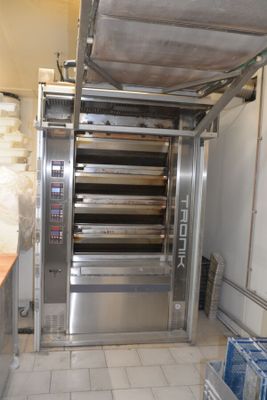 an image of a commercial kitchen with a conveyor belt