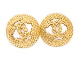 une paire de boucles d'oreilles Chanel en or