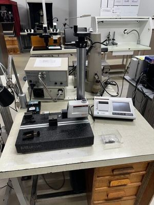 une image représentant un laboratoire rempli de matériel