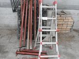 beaucoup de tuyaux et d'échelles dans un garage