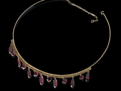 gros plan d'un collier sur fond noir