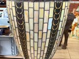 un vase posé sur une table dans un magasin
