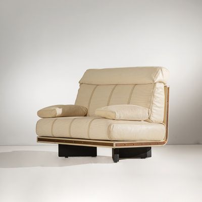 une chaise sur laquelle est posé un coussin, dans une pièce