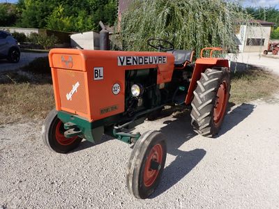 un tracteur garé sur le bord de la route