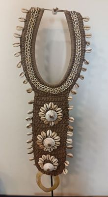 Océanie, collier pectoral en fibre végétale et cauris.