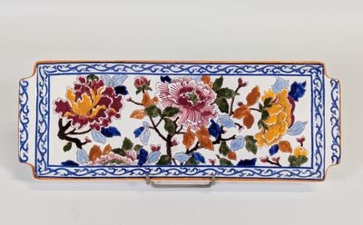 une image représentant une boîte décorative sur laquelle sont peintes des fleurs