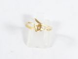Gros plan sur une bague en or ornée d'une fleur