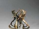 statue en bronze d'une femme tenant un oiseau sur un piédestal
