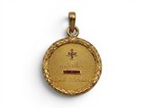 une médaille d'or ornée d'une croix sur le recto